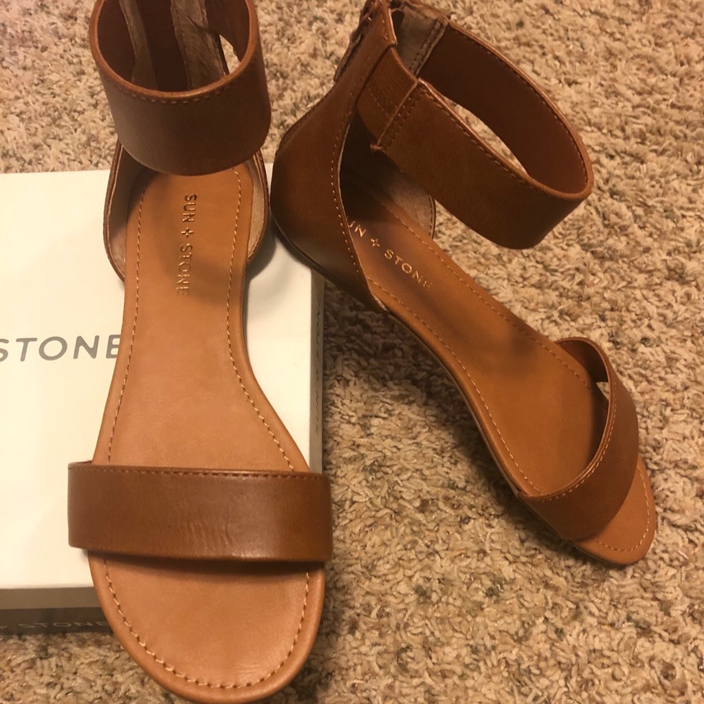 Flat sandals